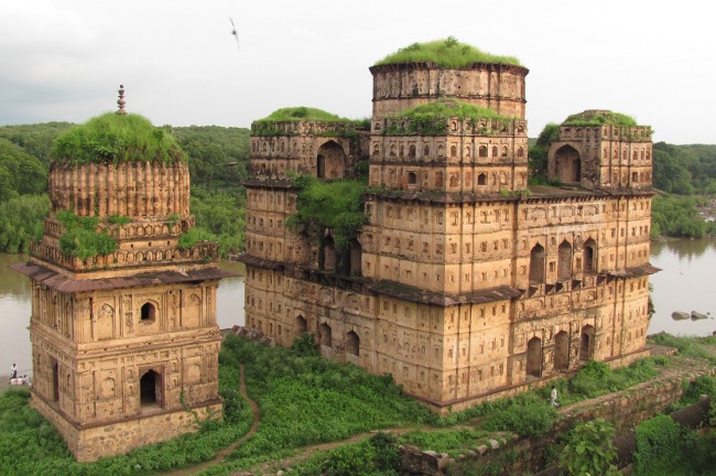 Orchha: Chhatris