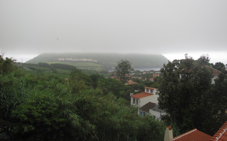 Monte Brasil in de mist