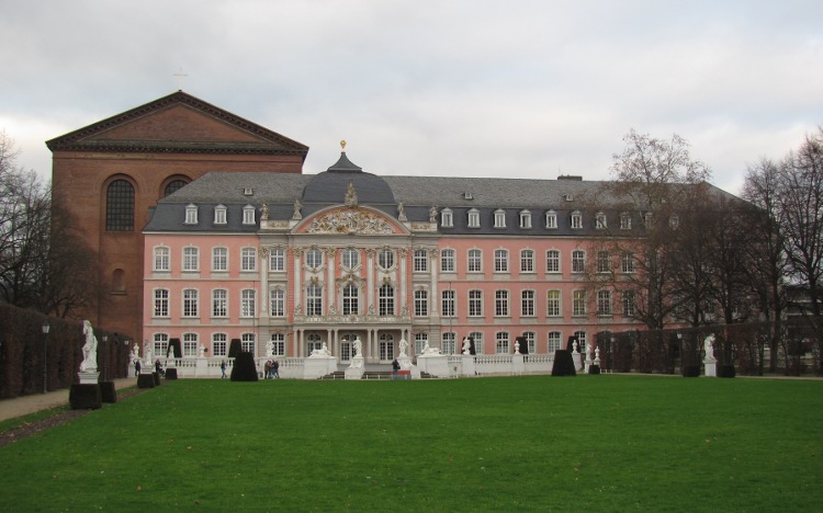 Konstantinbasilika en Kurf&uuml;rstliches Palais