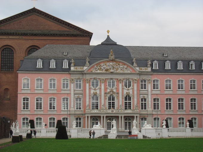 Konstantinbasilika en Kurf&uuml;rstliches Palais