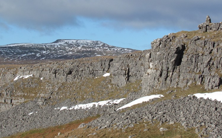 Moughton Scars en Ingleborough (ingezoomd)