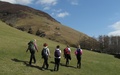 Een andere groep beklimt Hall's Fell (uitgezoomd)