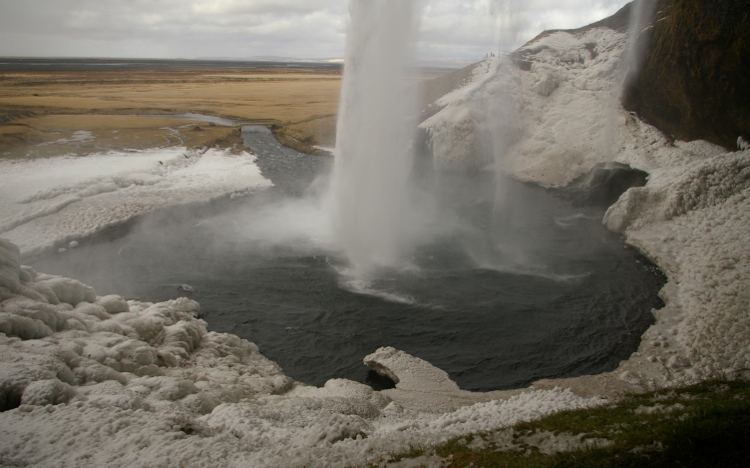 Achter Seljalandsfoss