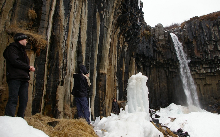 Met z'n drie&euml;n bij Svartifoss