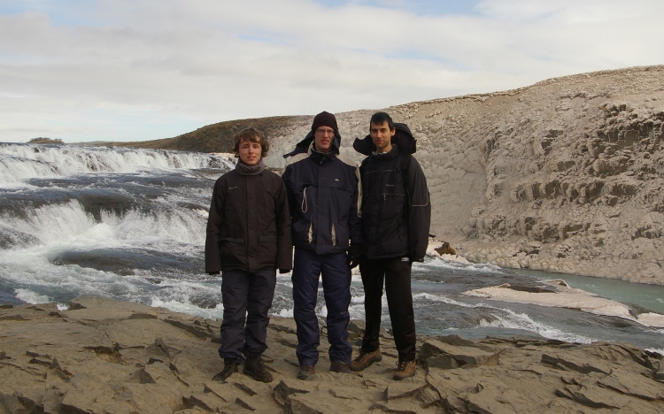 Reisgenoten bij de Gullfoss