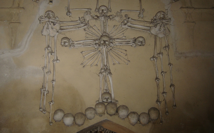 Boven de ingang