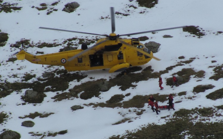 Bij de helikopter