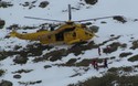 Bij de helikopter