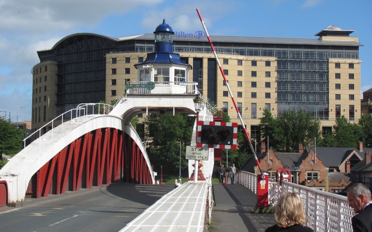 Swing Bridge en Hilton Hotel