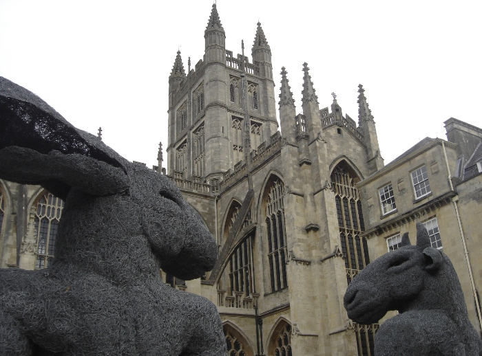 Bath Abbey en Sophie Ryder's sculptures