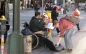 Busker in rolstoel met tuba